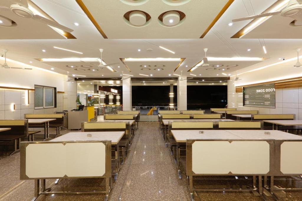 Hotel Decent Unjha Экстерьер фото