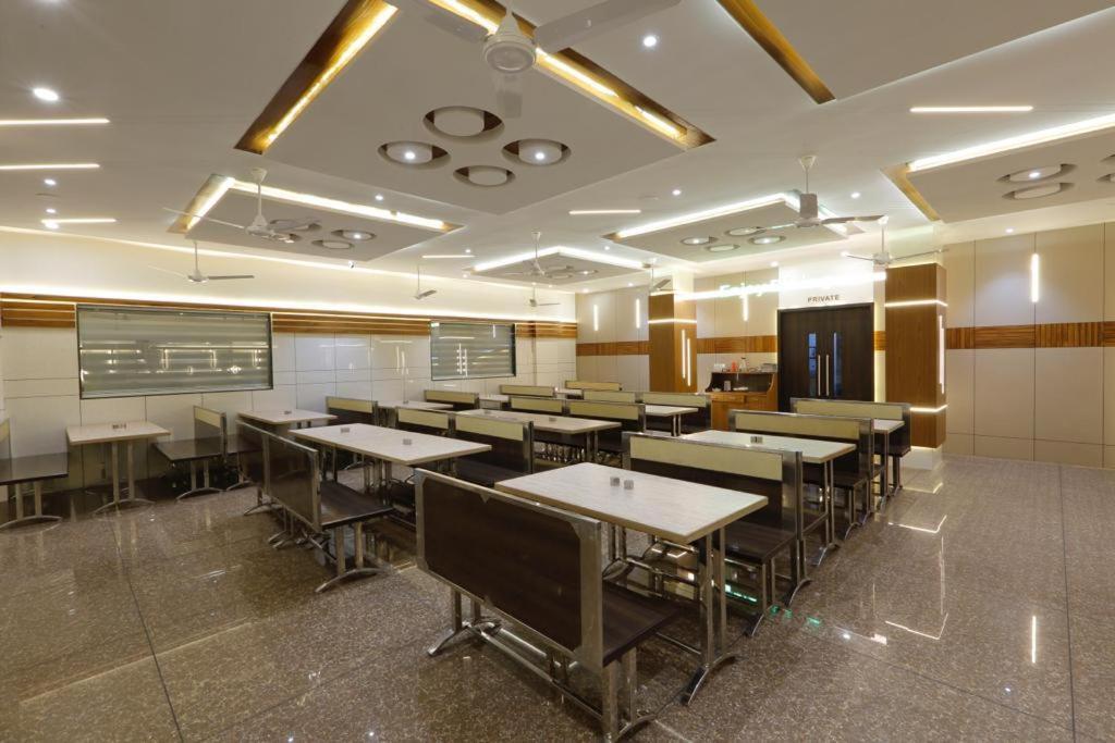 Hotel Decent Unjha Экстерьер фото