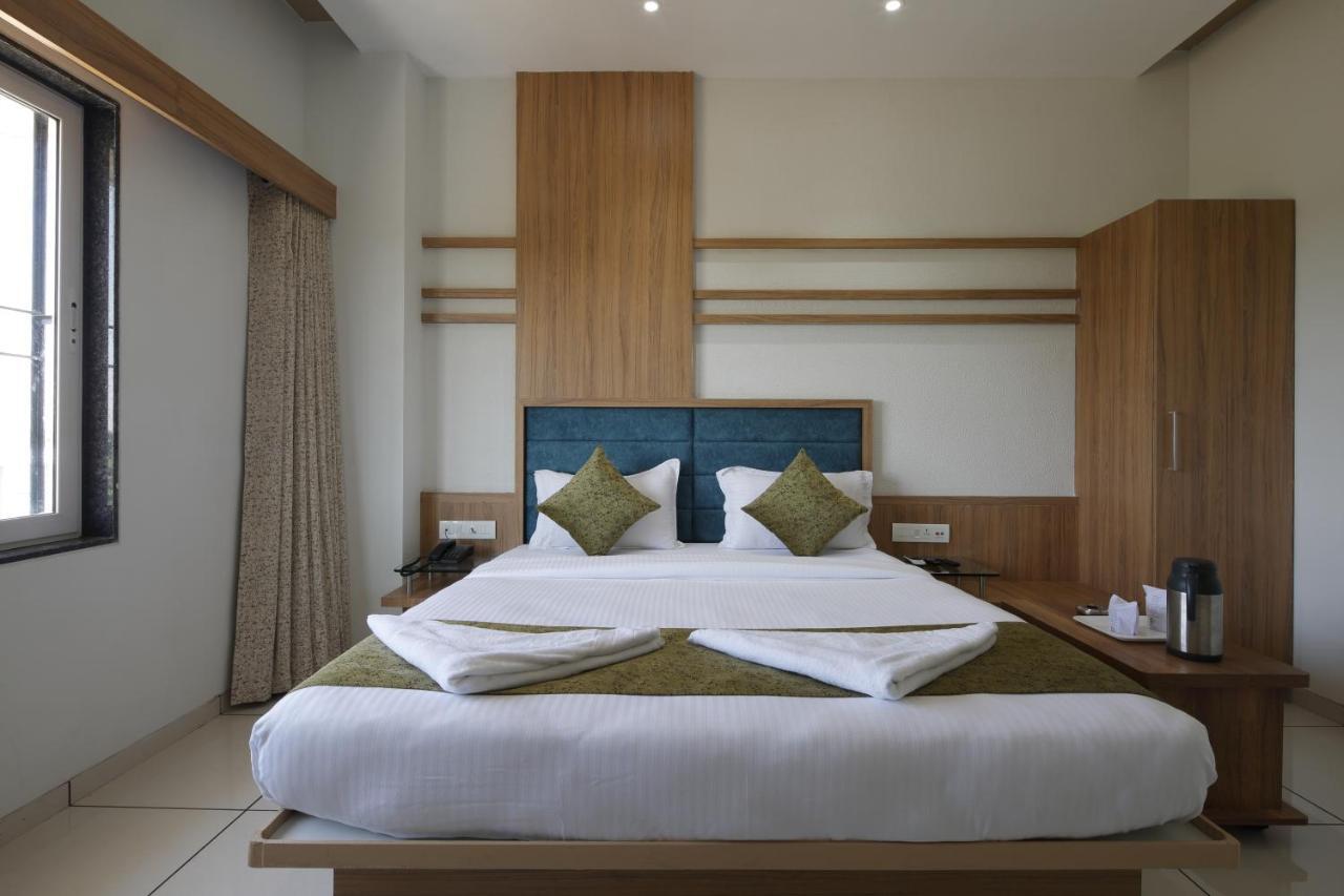 Hotel Decent Unjha Экстерьер фото