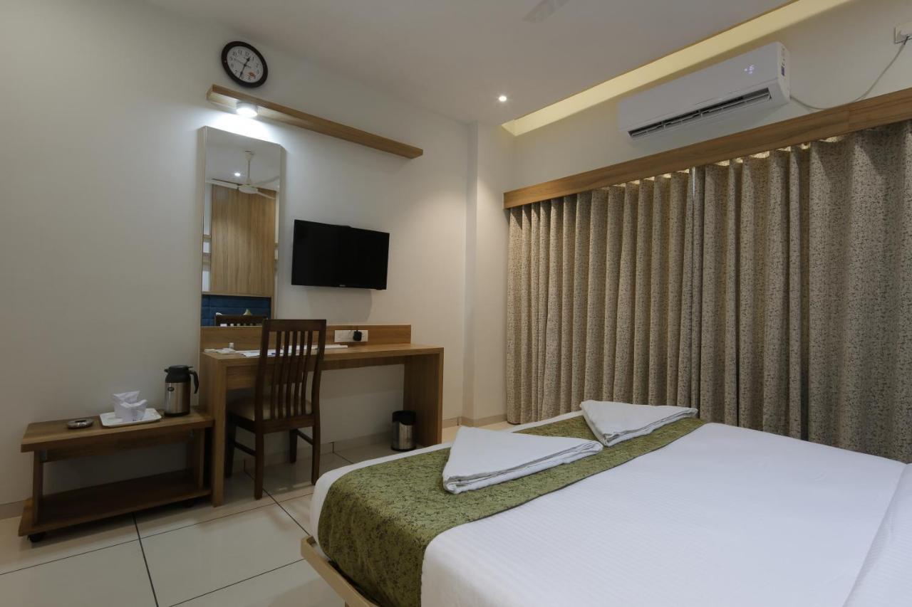 Hotel Decent Unjha Экстерьер фото