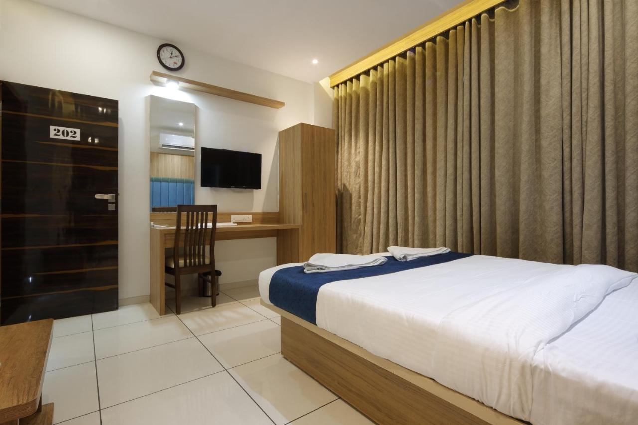 Hotel Decent Unjha Экстерьер фото