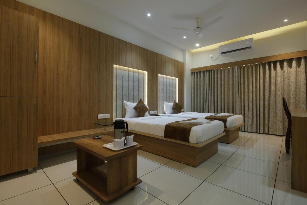 Hotel Decent Unjha Экстерьер фото