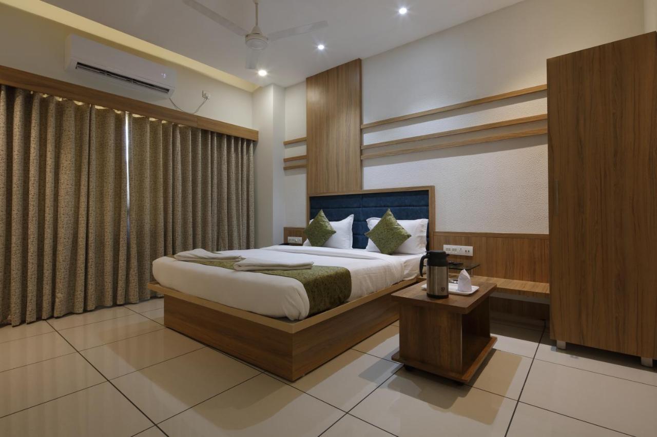 Hotel Decent Unjha Экстерьер фото
