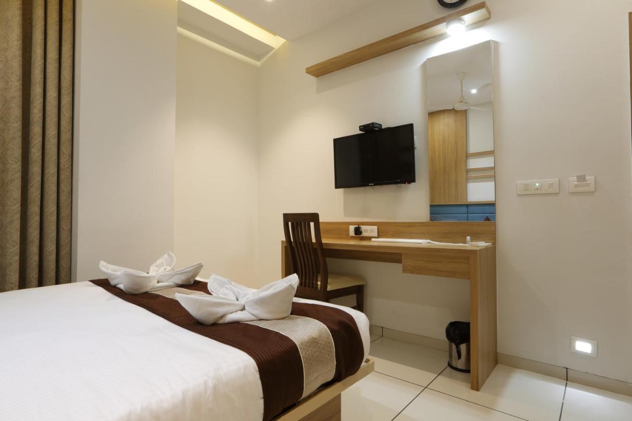 Hotel Decent Unjha Экстерьер фото